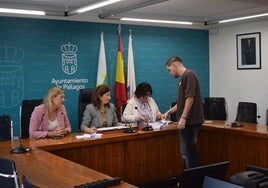 La concejala, Gloria Bárcena, revisando la documentación durante el sorteo celebrado esta mañana en el salón de Plenos.