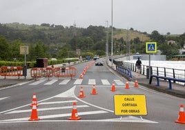 Avenida Antonio Bartolomé Suárez de Torrelavega, este lunes, cortada al tráfico en uno de sus carriles por las obras de reposición de servicios.