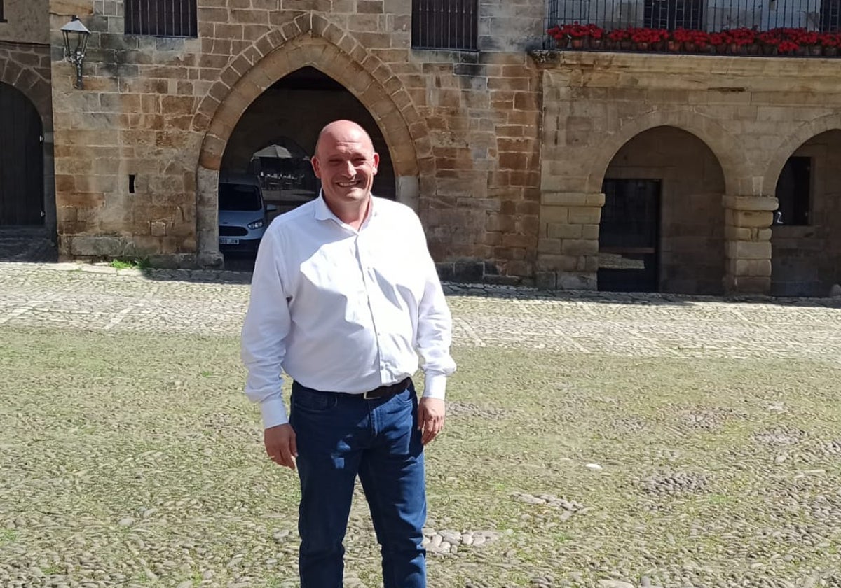 El alcalde de Santillana del Mar, este martes, en la plaza del Ayuntamiento.