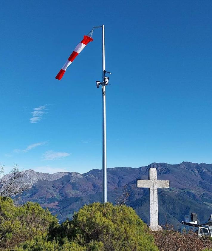 Imagen secundaria 2 - A la izquierda ejemplo de los datos que recoge la estación de La Viorna, que puede verse en la imágenes de la derecha.