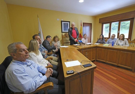 El socialista José Luis Herrero, de pie, poco antes de perder la moción de censura de Rionansa. Sentado, el primero por la izquierda, el nuevo regidor, José Miguel Gómez (PP).