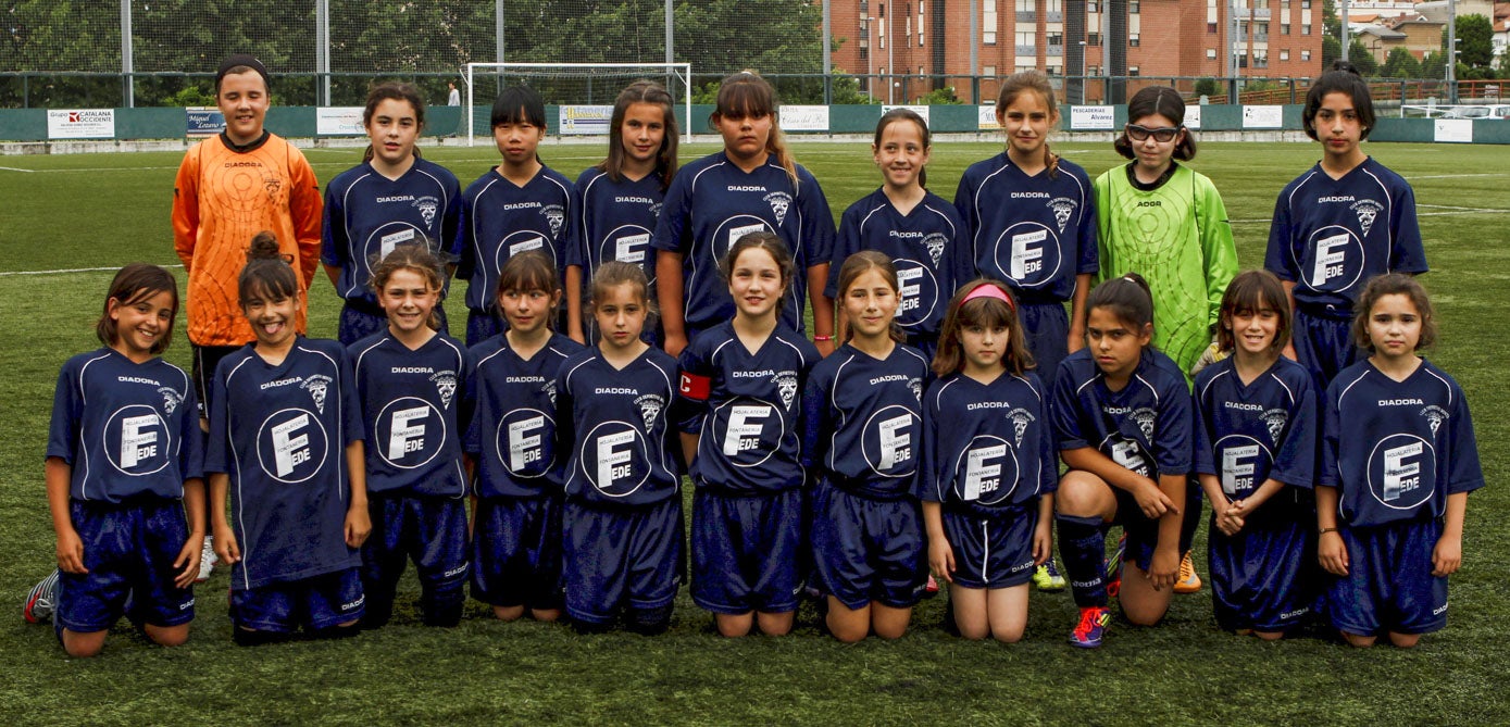 Presentación del primer equipo alevín de fútbol femenino de Cantabria, el Club Deportivo Monte, en el Campo de San Juan, en Santander. 