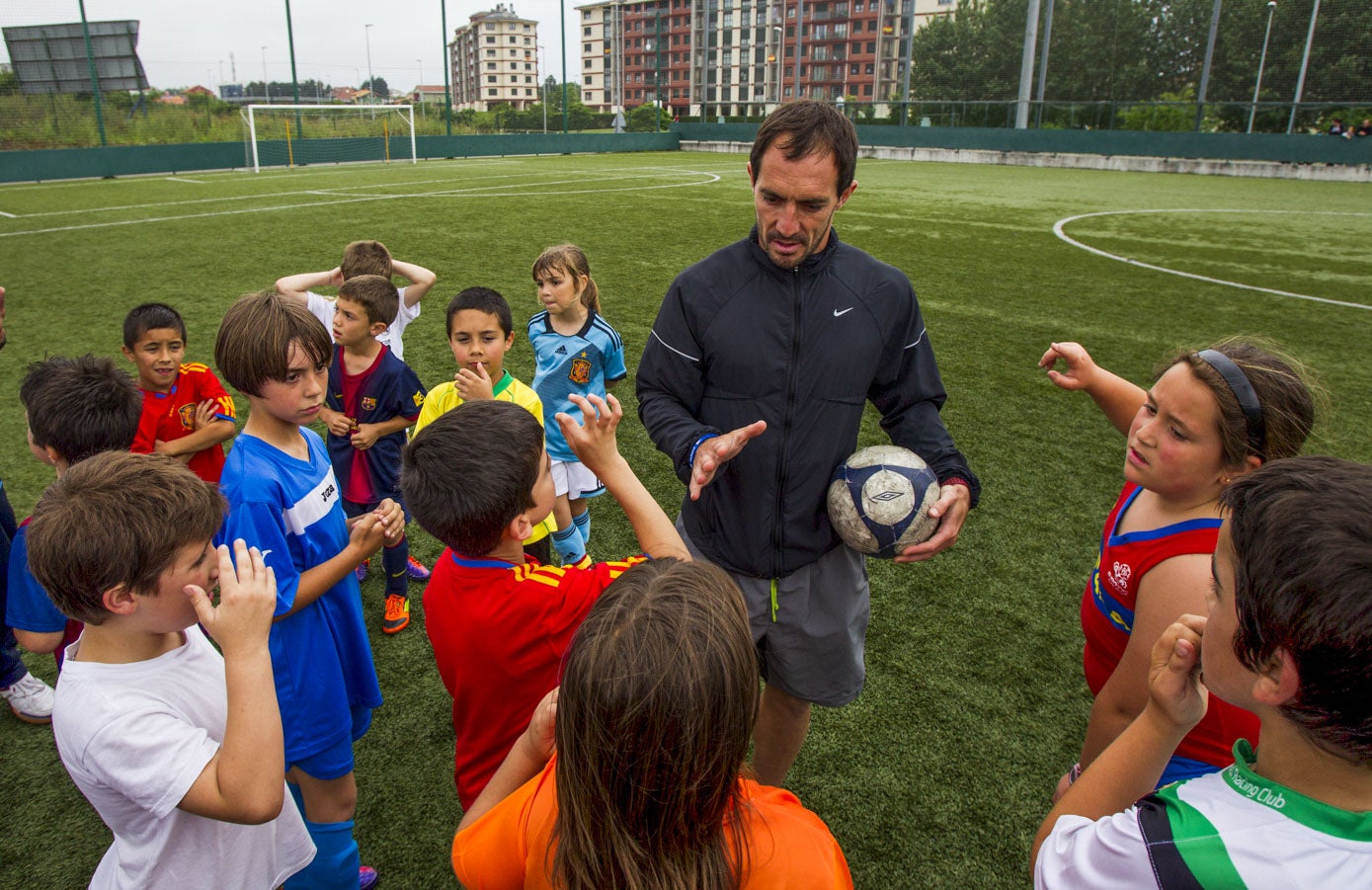 Munitis en una visita a la cantera del equipo