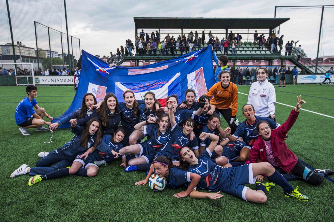 Las jugadoras del Monte celebran en 2016 el ascenso a la categoría de plata del fútbol femenino, donde  acompañarían al Ave Fénix Racing, tras ganar ala Gimnástica. 