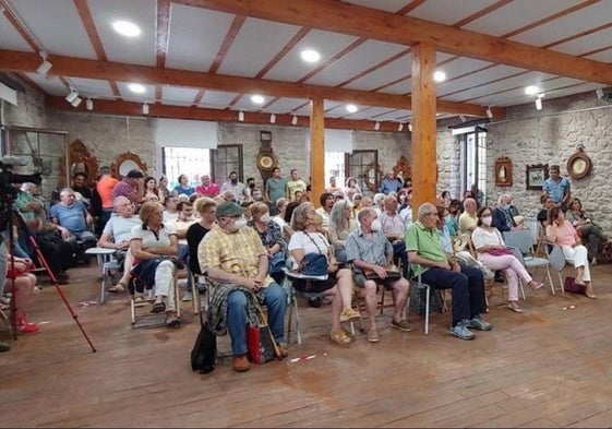 Imagen de archivo de una de las charla sobre el proyecto de instalación de una planta de biogás, que despertó gran rechazo entre los vecinos de Arenas de Iguña.