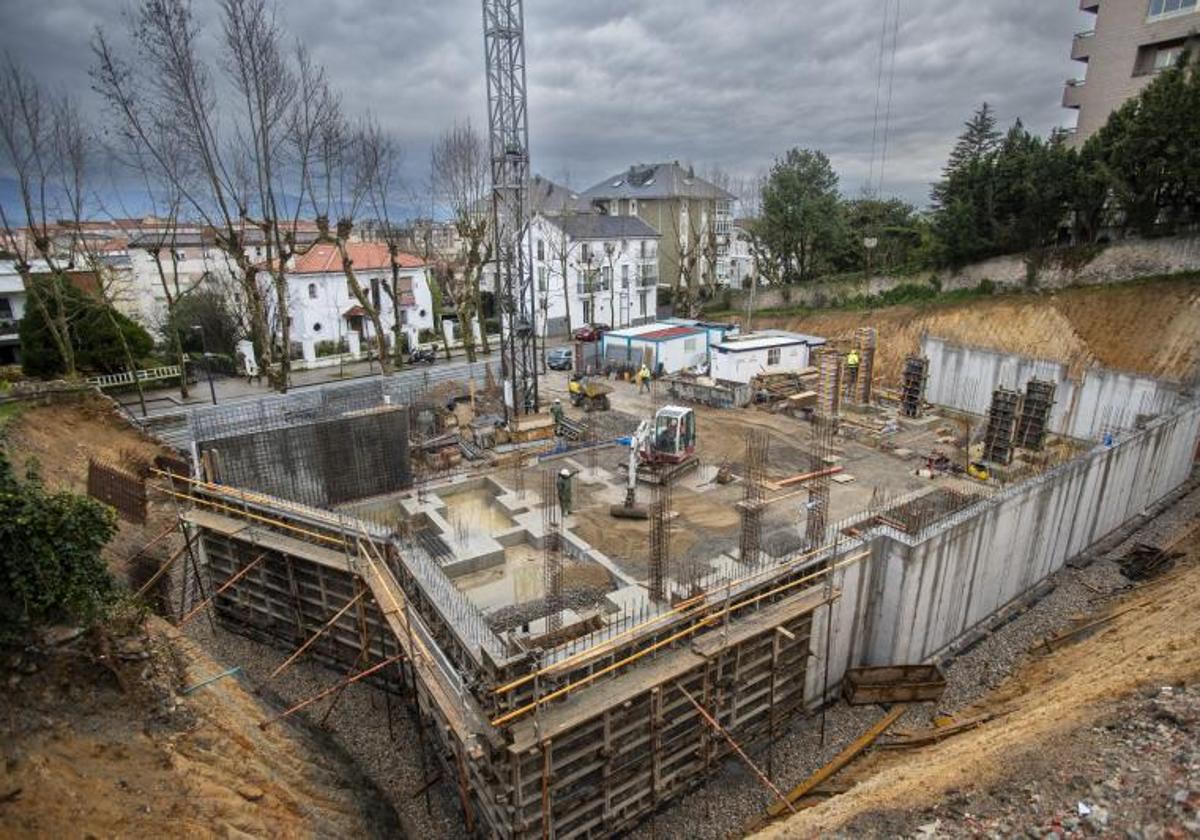 Obras en un edificio de viviendas en la calle Menéndez Pelayo, en Santander.