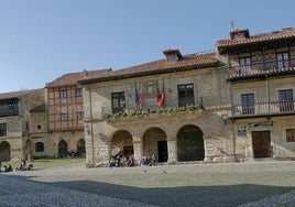 Vista exterior del Ayuntamiento de Santillana del Mar.