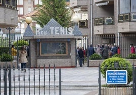 Imagen de la entrada principal del Edificio Tenis de Laredo, ubicado en primera línea de playa.