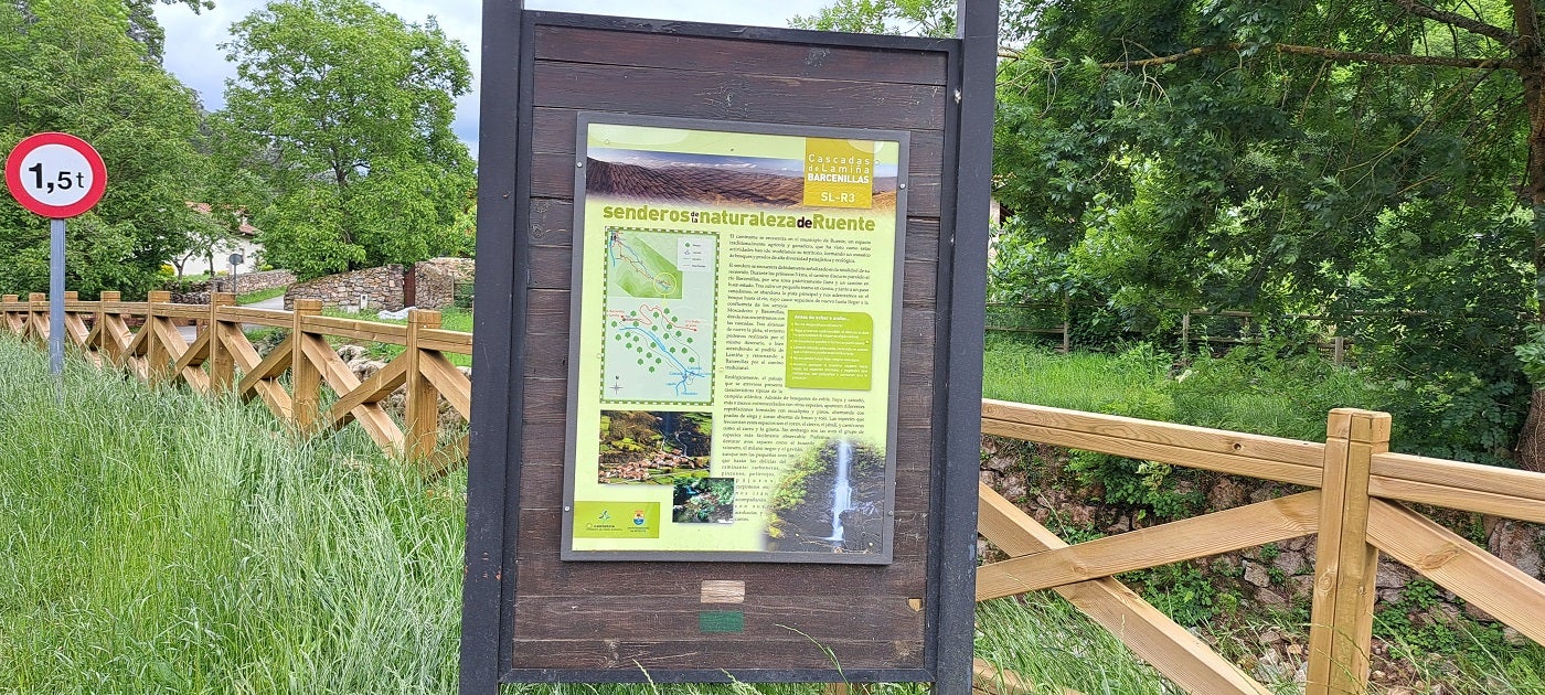 Un cartel en Barcenillas informa sobre la ruta.