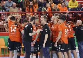 Jugadores y cuerpo técnico del Bathco durante un tiempo muerto ante Cangas en Torrelavega.