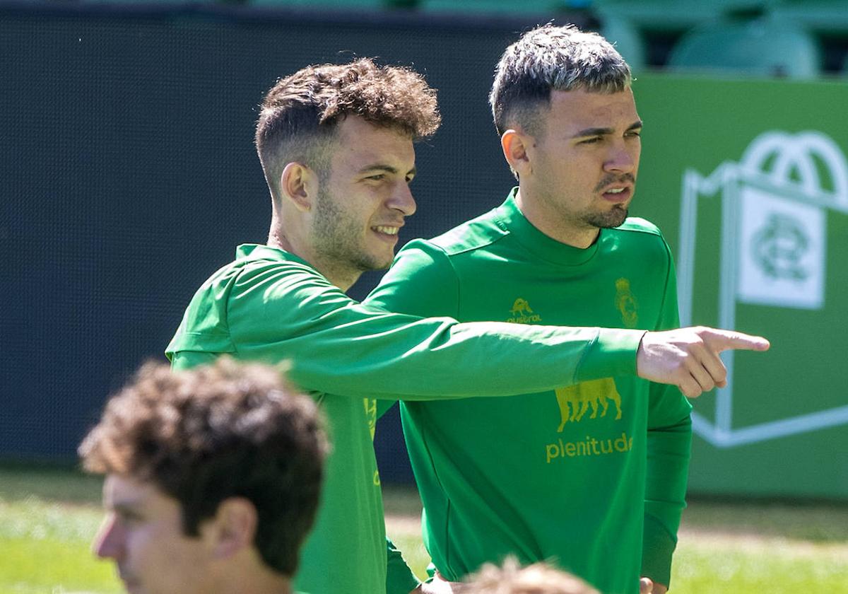 Íñigo Vicente conversa con Juanca Arana durante el entrenamiento del pasado miércoles en los Campos de Sport, en el que apenas se ejercitó diez minutos