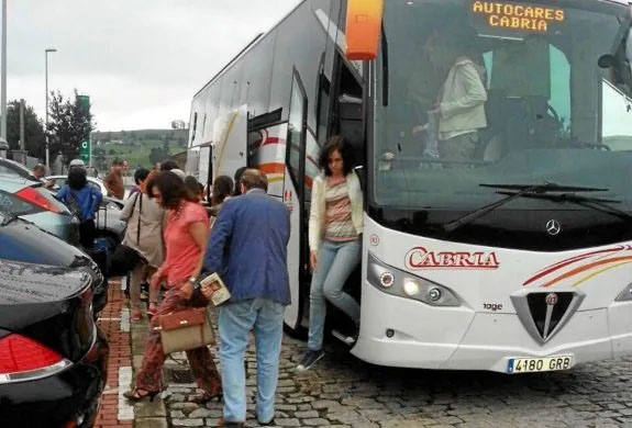 Se interrumpió la circulación ferroviaria entre Santander y Palencia durante cinco horas por una avería en la catenaria. Durante el tiempo que Adif tardó en reparar la incidencia se vieron afectados los servicios de tres Alvia, un Intercity y otro tren de Media Distancia que transportaban a un total de mil pasajeros. Los más afectados fueron los 288 que viajaban en el Alvia Madrid-Santander. Los viajeros fueron trasladados a Santander en autobús.