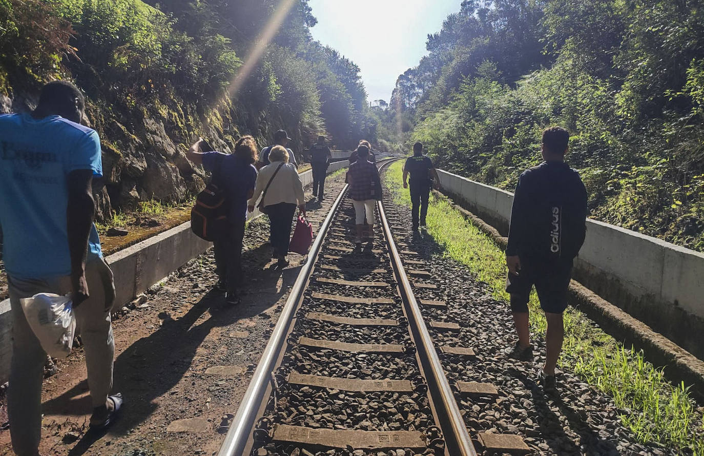 El tren de Media Distancia con destino Bilbao se quedó parado entre Hoz de Anero y Beranga y los pasajeros tuvieron que ser evacuados por la Guardia Civil. Renfe explicó que el tren sufrió una incidencia puntual. «Vaya odisea. Hemos estado atrapados en un vagón como media hora, dentro de un túnel, sin saber qué pasaba», declararon algunos pasajeros.