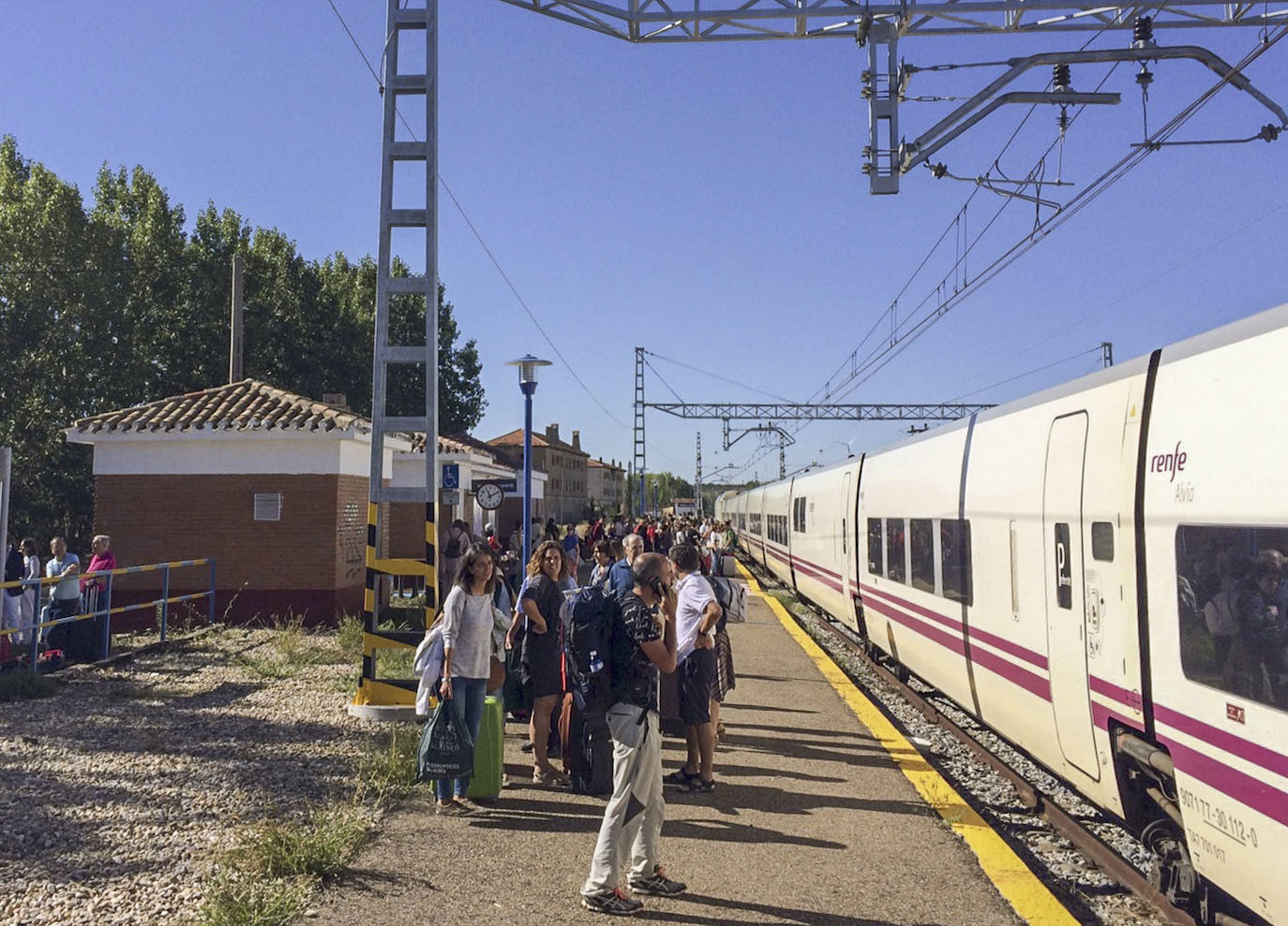 Un tren de mercancías que transportaba coches hacia el Puerto de Santander descarriló a la altura de Lantueno, concretamente en la curva del Puente de la Mies, lo que provocó que se suspendiera la circulación de ferrocarriles, tanto de mercancías como de viajeros, entre las estaciones de Reinosa y Santiurde. Los pasajeros afectados fueron trasladados por carretera y en autobús para evitar el tramo entre Reinosa y Santiurde.