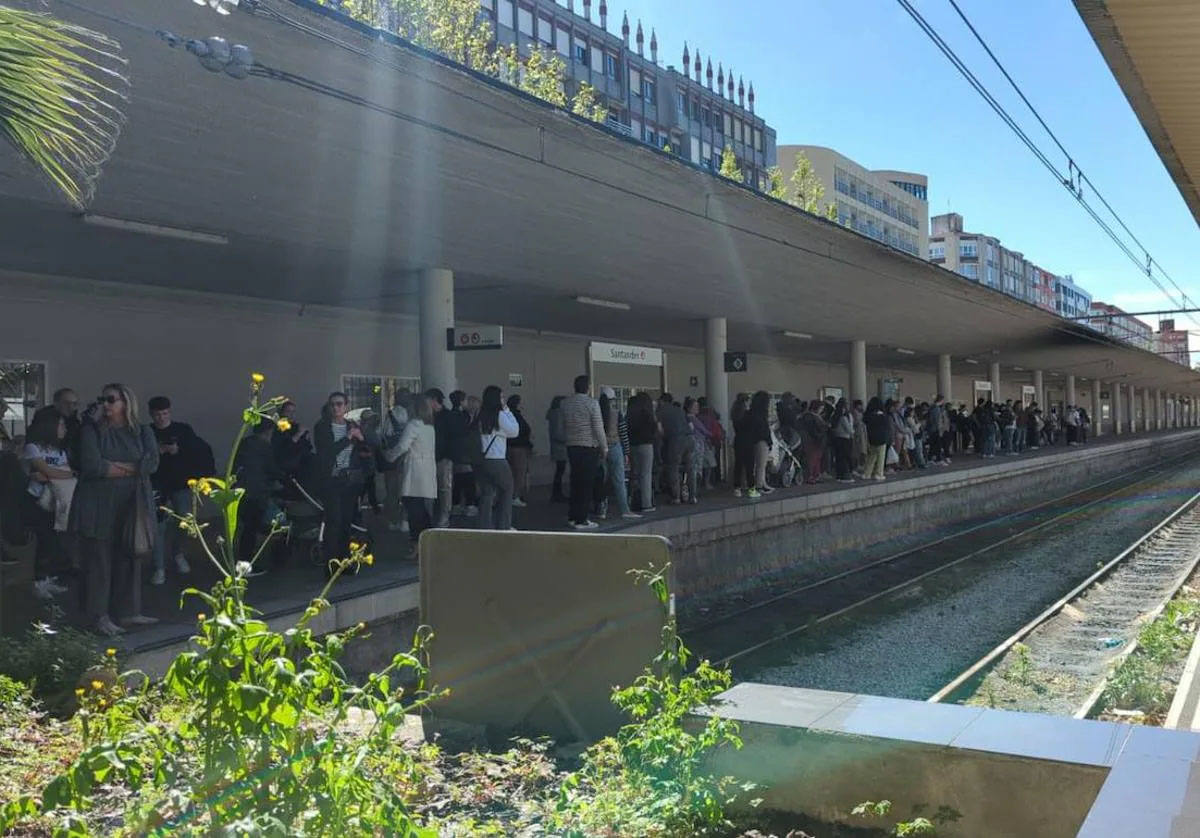 El 3 de abril la avería mecánica de un tren a la altura de Ganzo volvió a descolocar los viajes de los usuarios de las Cercanías de Cantabria con siete trenes suprimidos y retrasos durante casi dos horas. Esta vez los problemas se registraron en la línea que conecta Santander y Cabezón de la Sal. En concreto, entre Torrelavega y Puente San Miguel. La incidencia supuso la espera de cientos de personas en las estaciones. En la imagen, los usuarios afectados esperan en el andén de Santander.