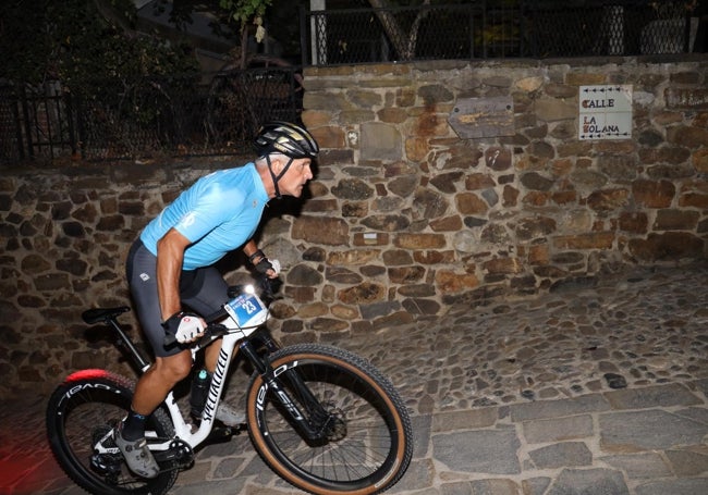 Un participante afronta una subida en el Sprint Nocturno Villa de Potes en la pasada edición