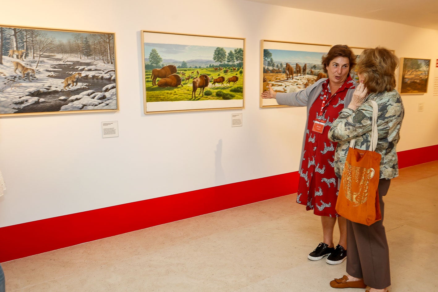 Pilar Fatás, directora del Museo de Altamira, muestra una de las obras a una visitante.