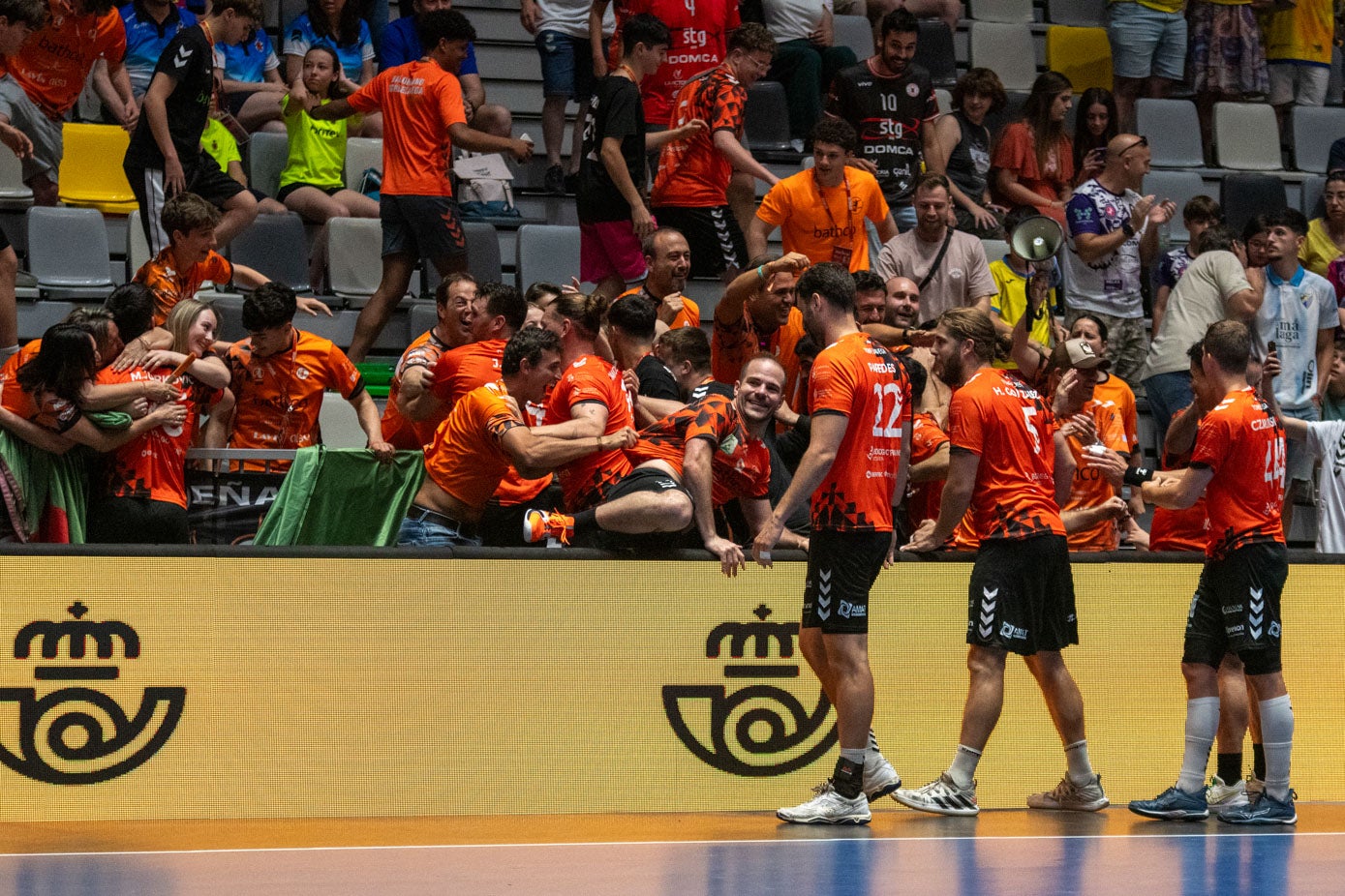 Los jugadores celebran con los aficionados naranjas la clasificación a semifinales de la Copa del Rey.