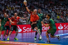 Adrián Fernández lanza hacia la portería del Cuenca en el partido de cuartos de final