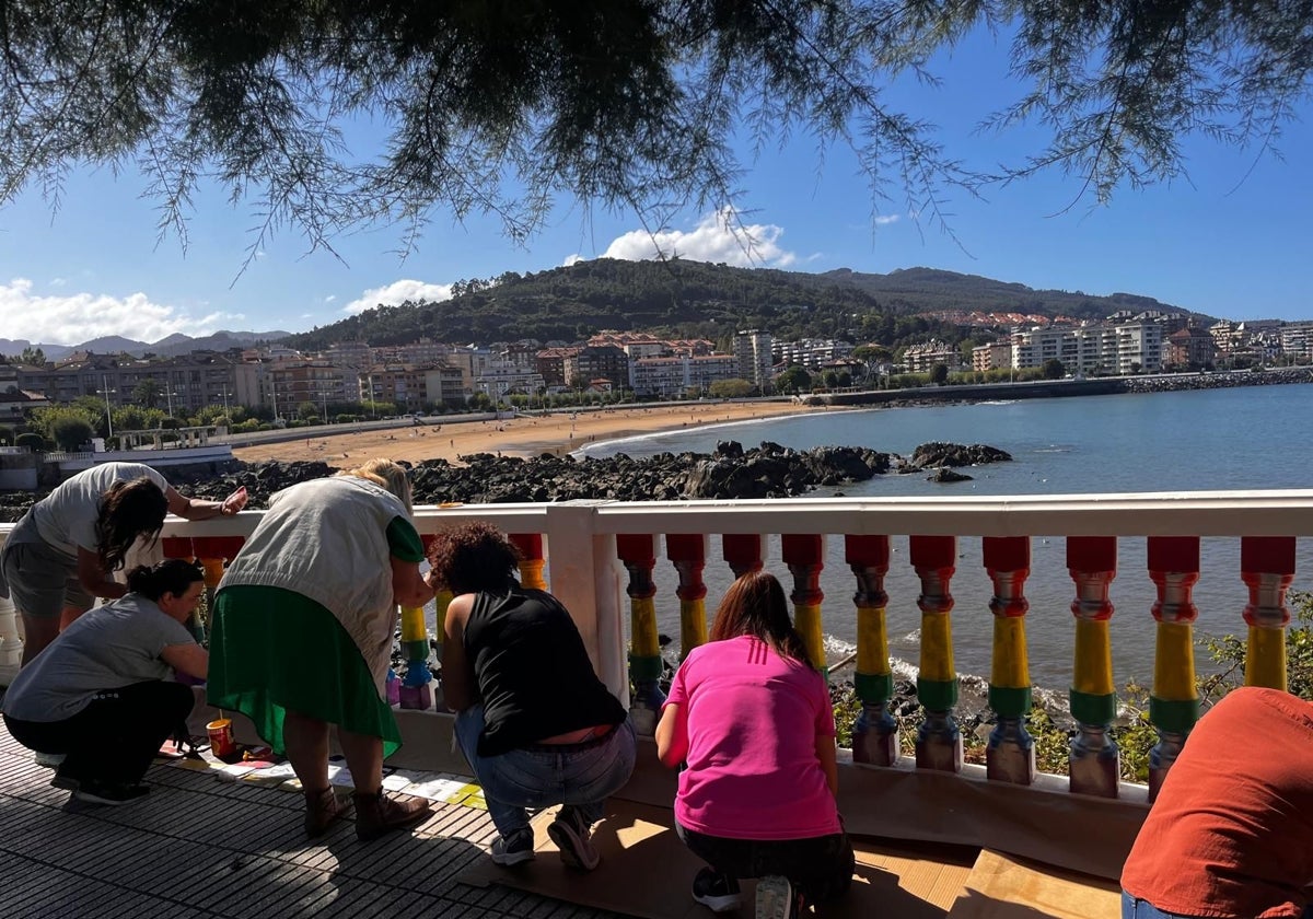 Miembros de Las Sinsombrero repintan la balaustrada de Cotolino.