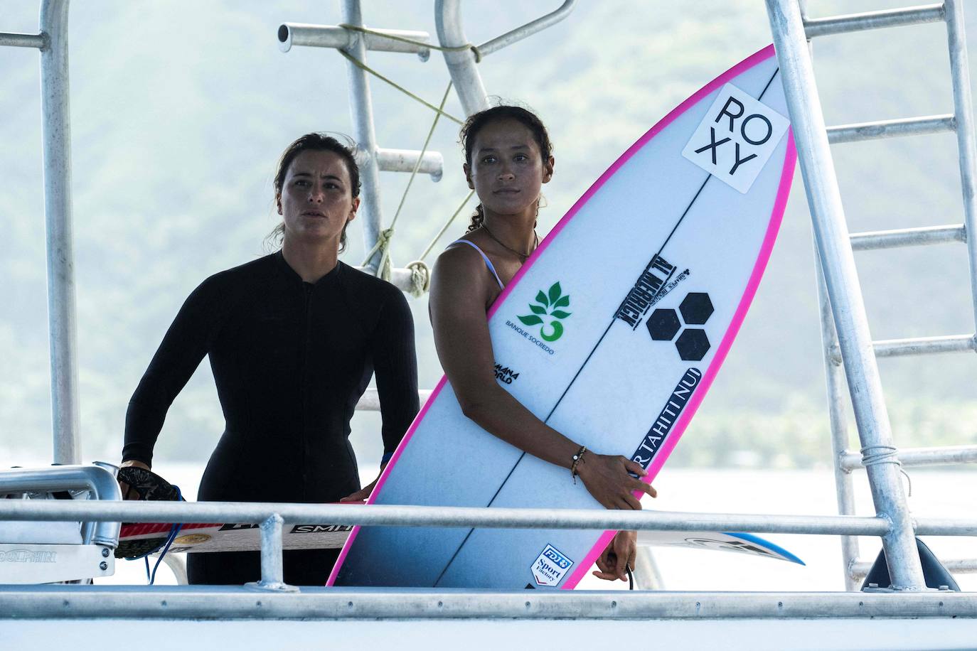 Vahine, concrentada, oberva el mar y las olas, antes de saltar al agua para su intervención en el WSL.