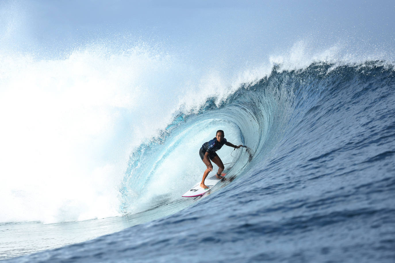 La local, Vahine Fierro, en Teahupo'o, en el World Surf League.