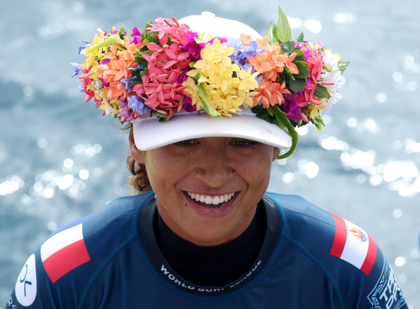 Corona de flores para la tahitiana.