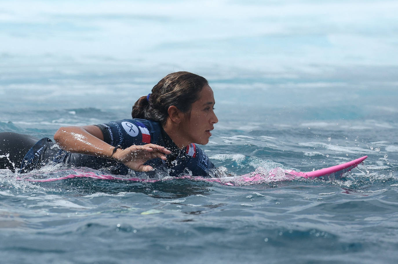 Vahine se prepara para coger la ola, en el WSL. 