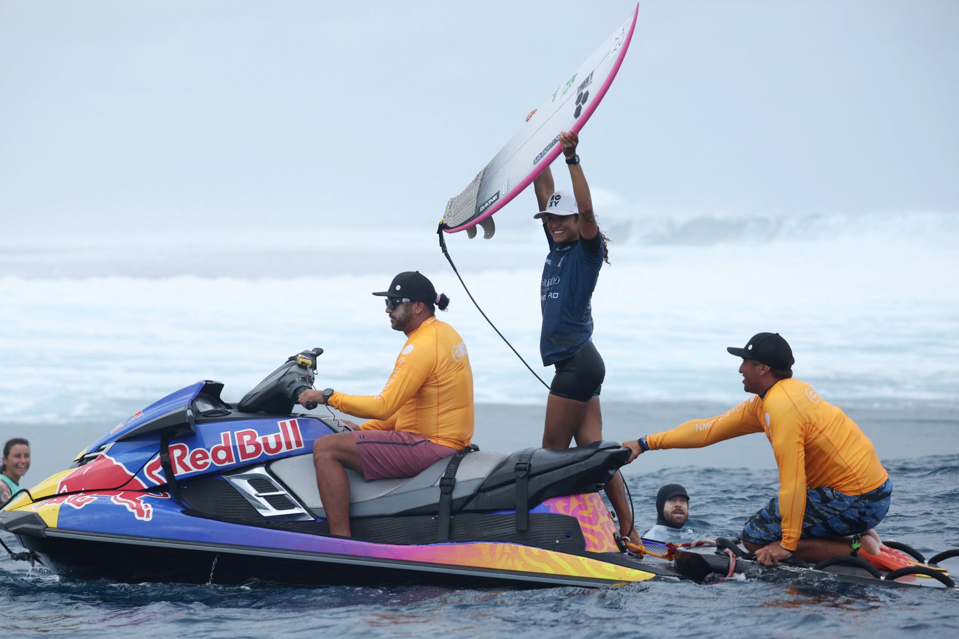 Vahine Fierro celebra el triunfo, en Teahupo'o.