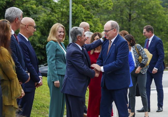 Alberto II de Mónaco saluda a Miguel Ángel revilla a su llegada a Puente Viesgo