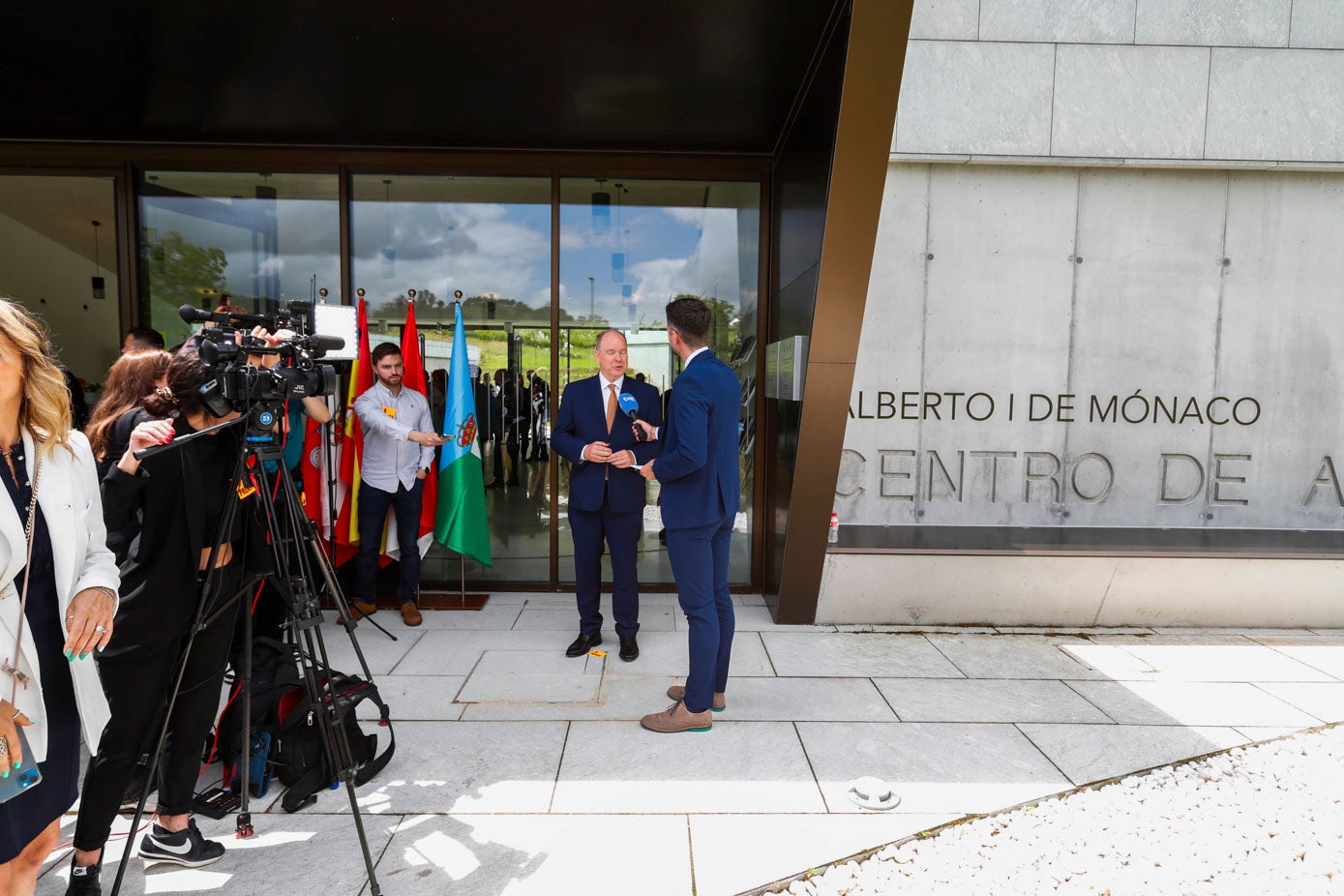 Alberto II, en la entrada del Centro de Arte Rupestre, durante una breve entrevista.