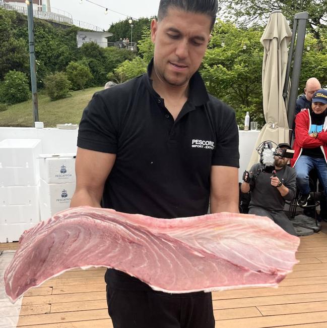 Paco, uno de los dos ronqueadores de Pesconil, muestra la ventresca.