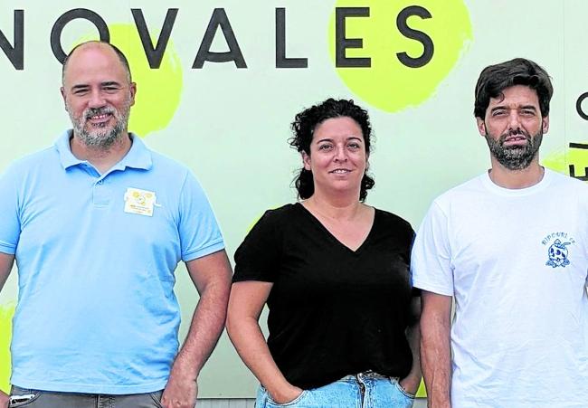 Emilio Cuesta, Lidia Mena y Guillermo Mena, de La Flor de Limón, en Novales.