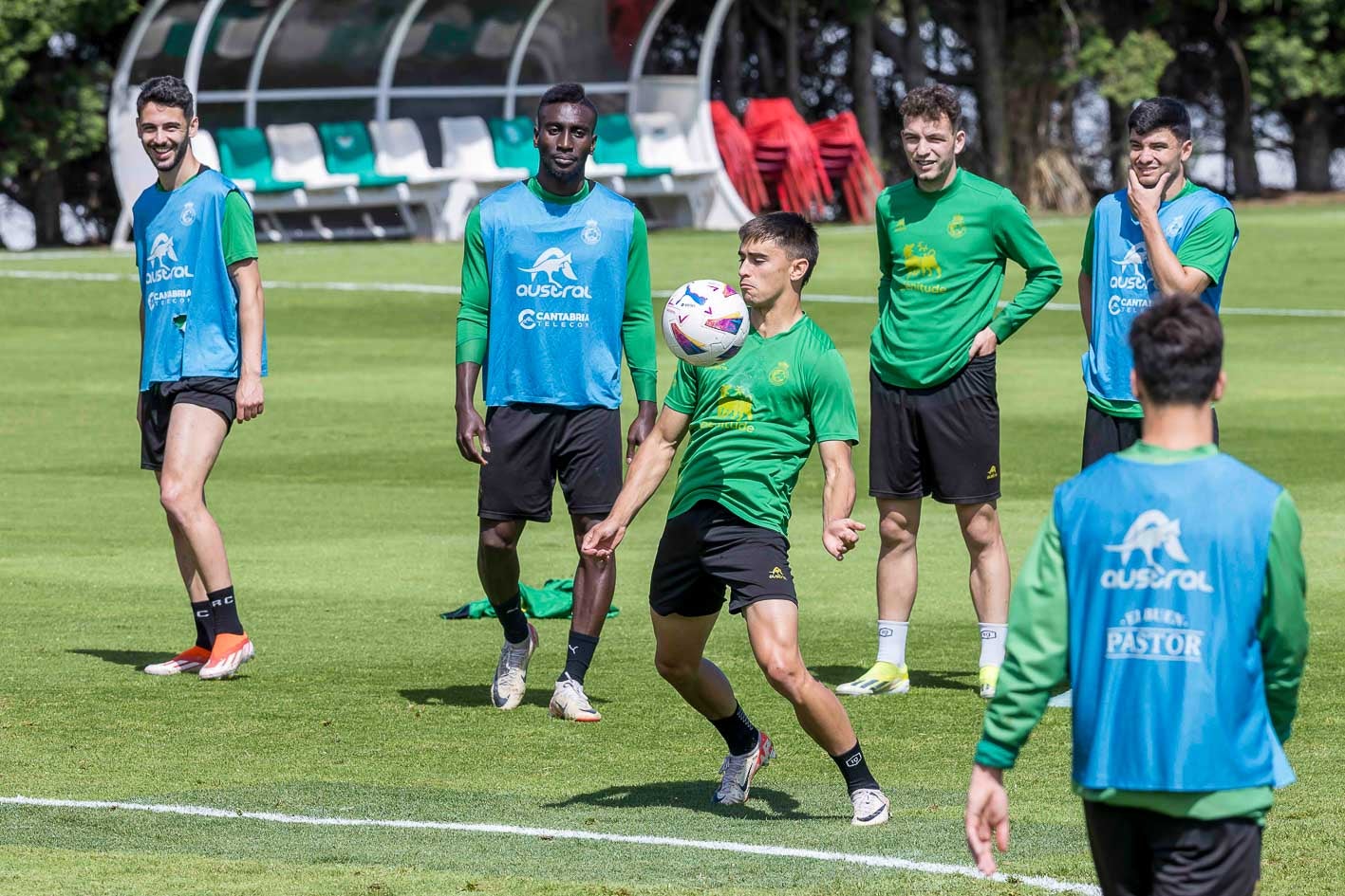 Mario controla el balón ante sus compañeros.