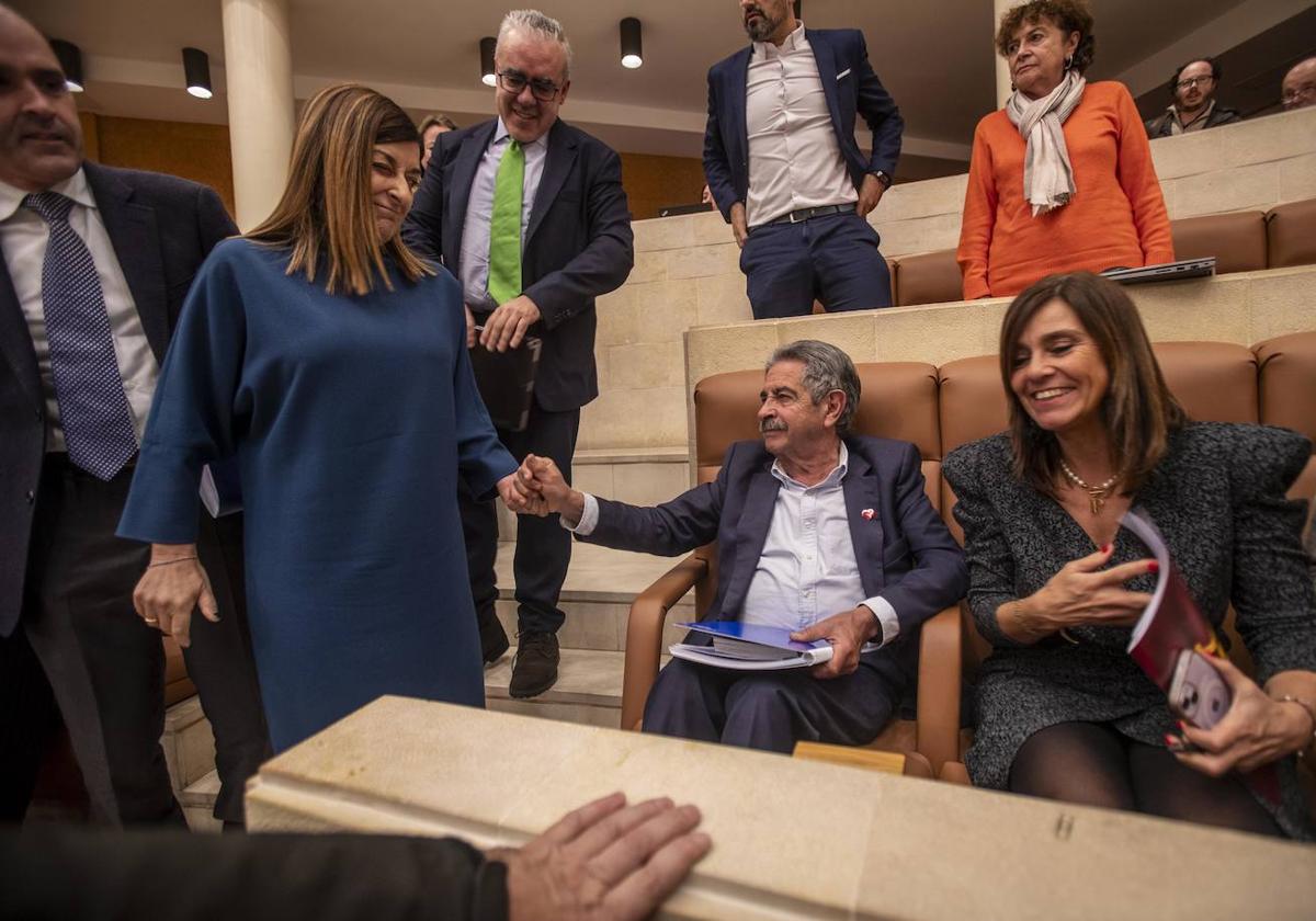 Buruaga saluda a Revilla el día de la aprobación de los presupuestos