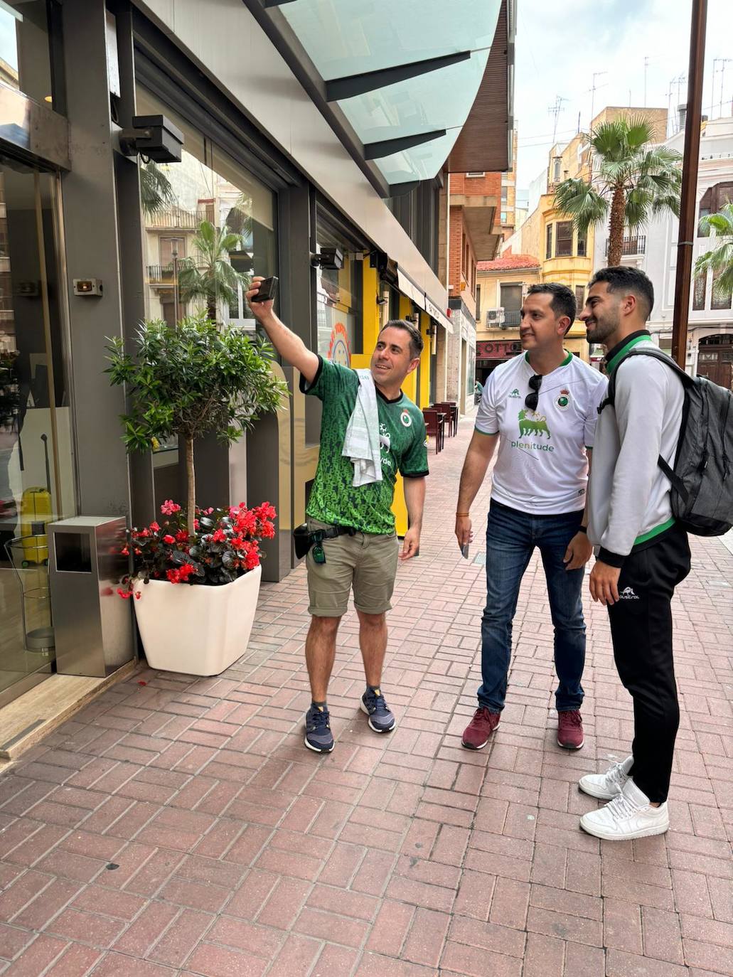 Rubén Alves se fotografía con dos aficionados ya en la Comunidad Valenciana.