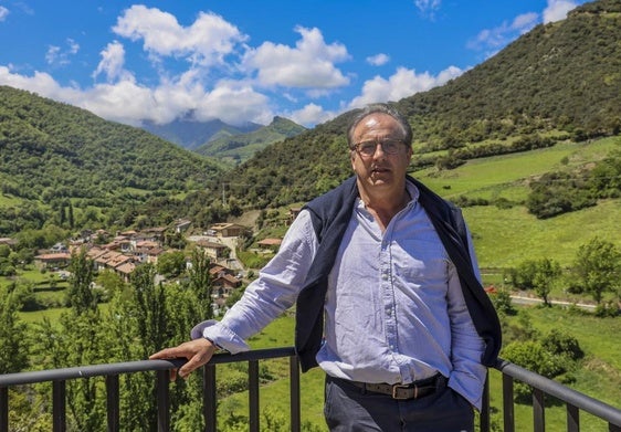 El alcalde de Vega de Liébana, Gregorio Alonso, en un mirador con vistas a su pueblo.