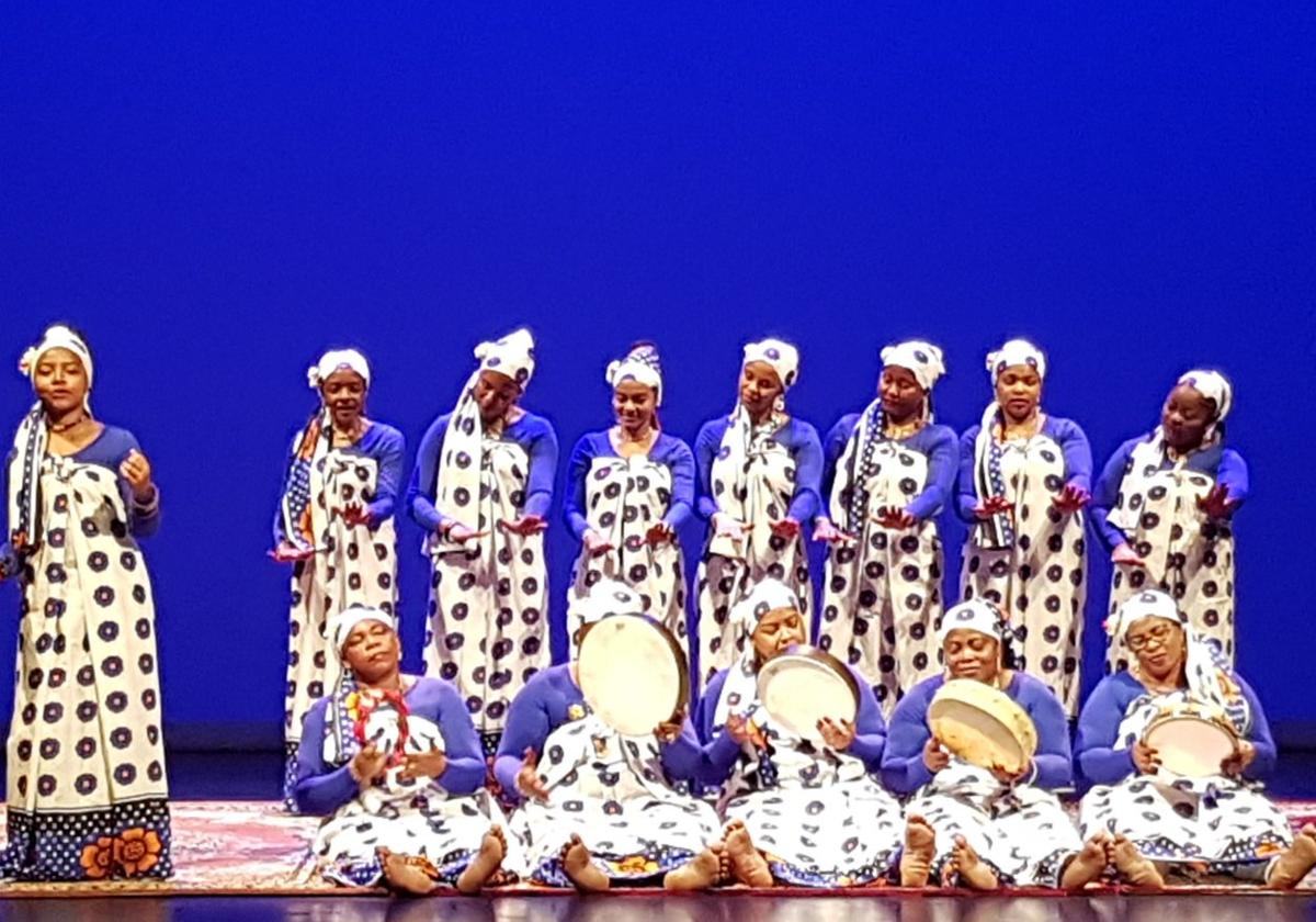 Las mujeres de Deba se balancean lentamente al ritmo de los tambores tocados con las manos.