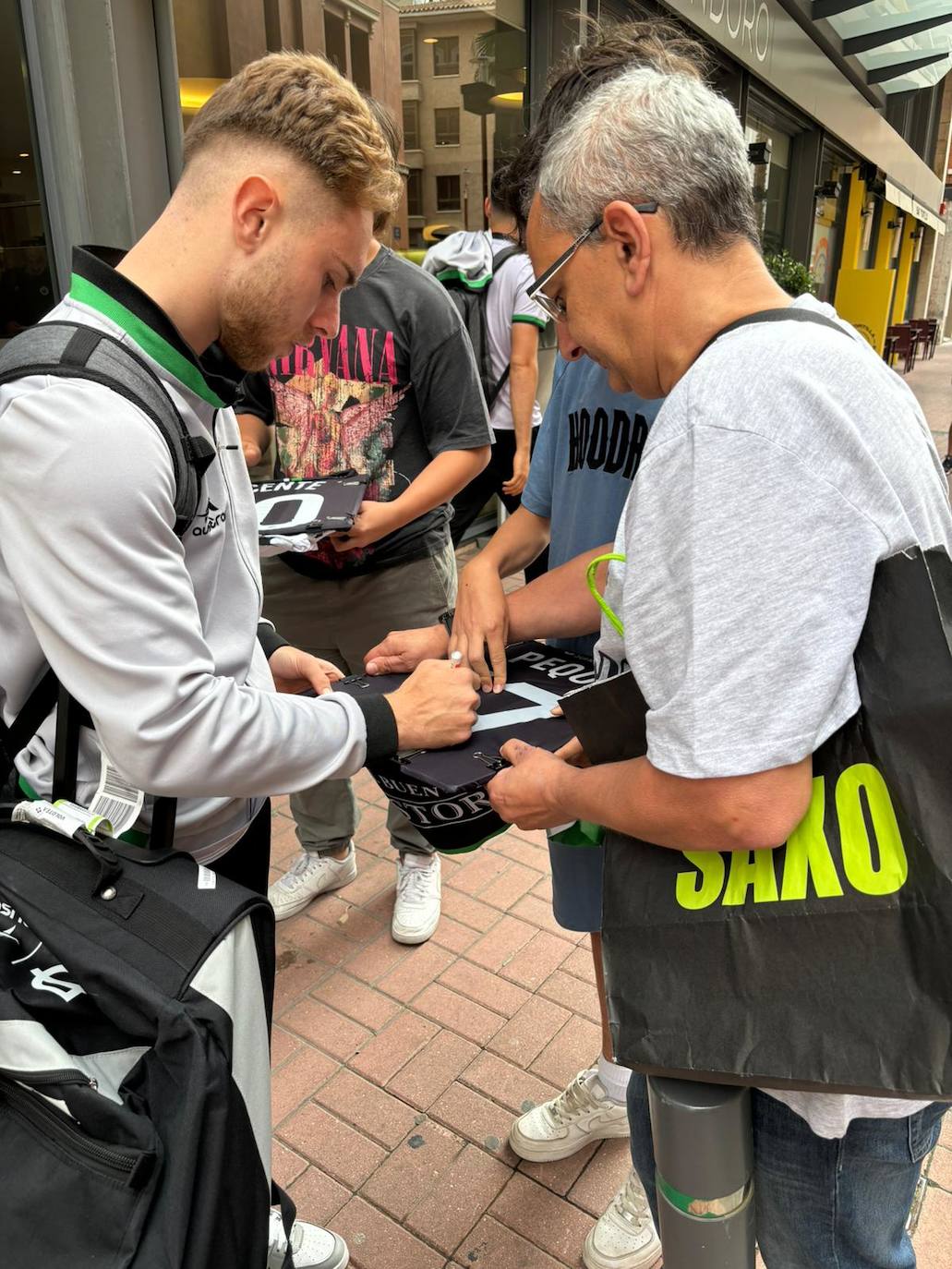 Peque firma autógrafos en Valencia.