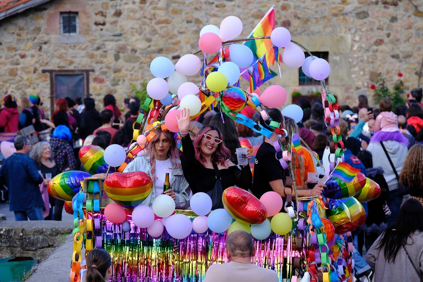 Participantes saludan durante el desfile de este sábado, en el Agrorgullo.