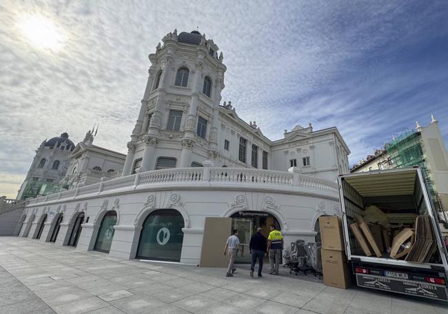 Los negocios ultiman sus obras y la mayoría está ya colocando el mobiliario.