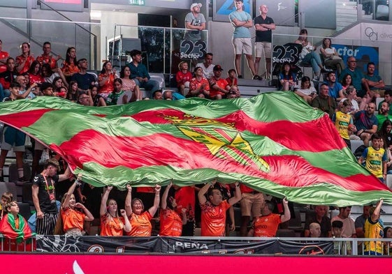 Los aficionados del Bathco desplegaron una bandera de Torrelavega.