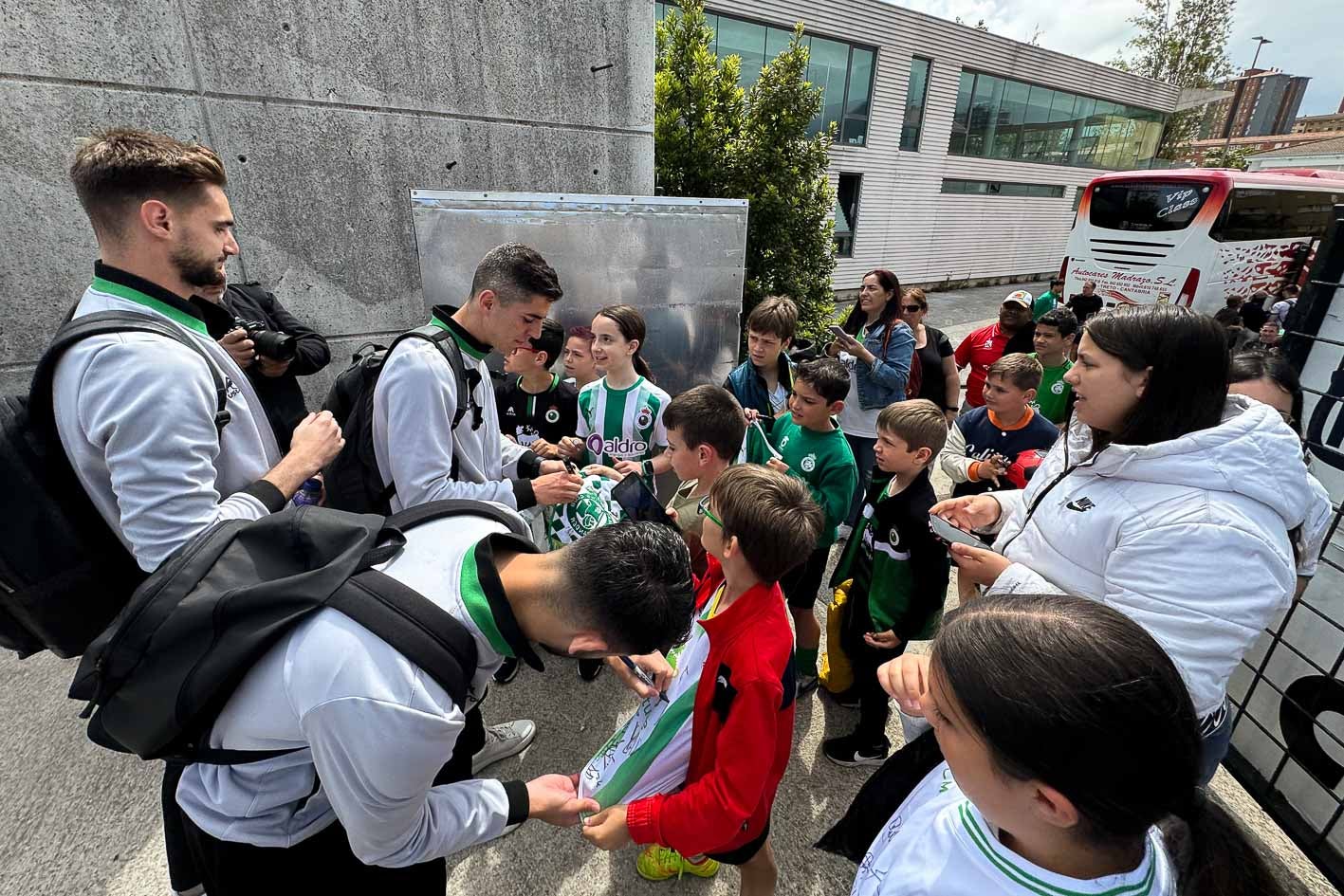 Firma de autógrafos a las puertas de La Albericia.