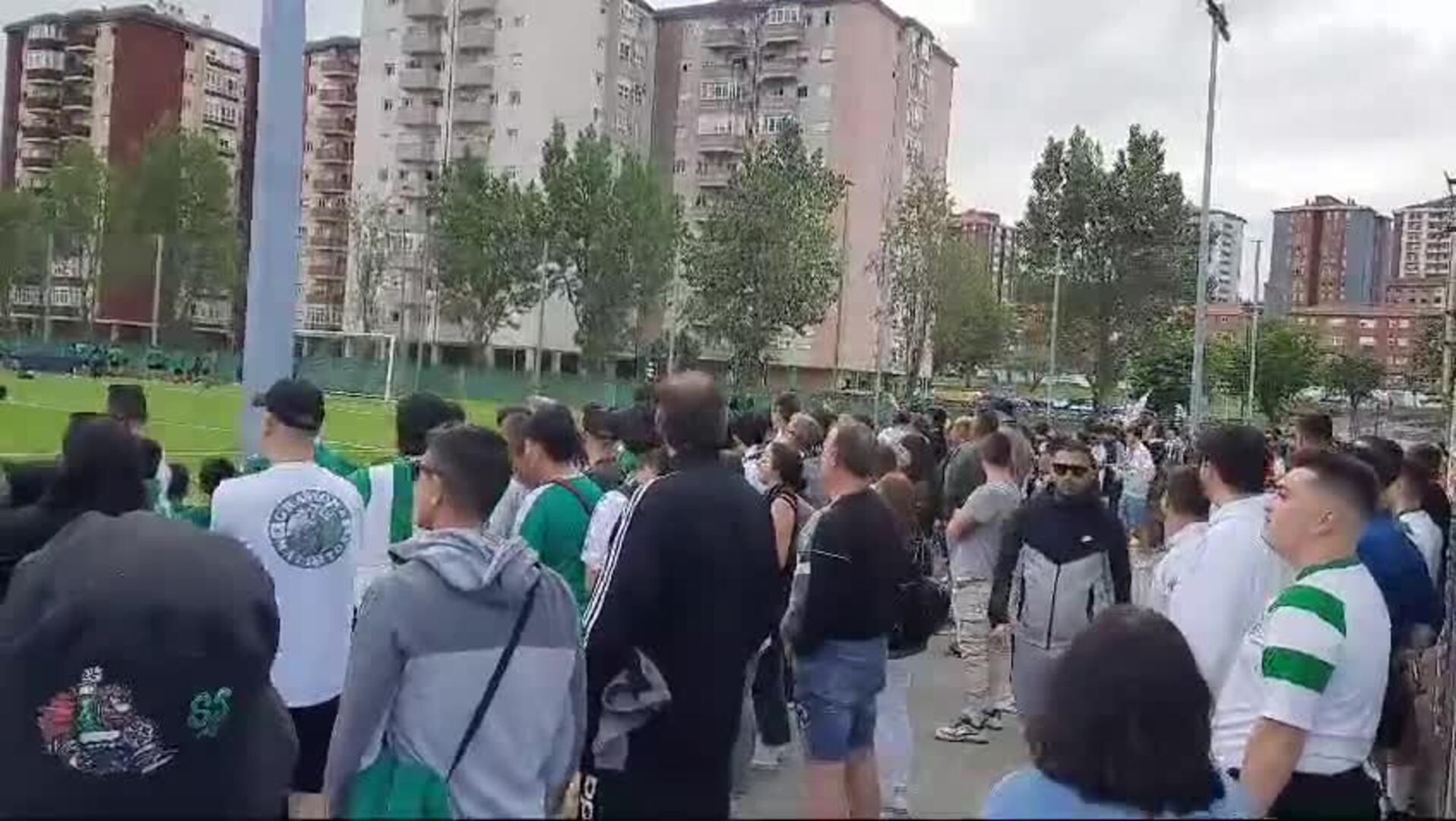 La hinchada, en el entrenamiento del Racing
