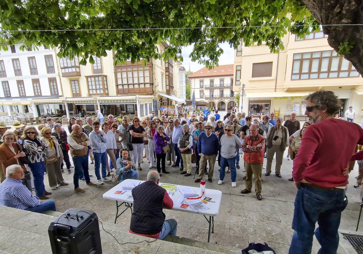 Un centenar de personas se concentra en contra de la tala de los castaños de Comillas