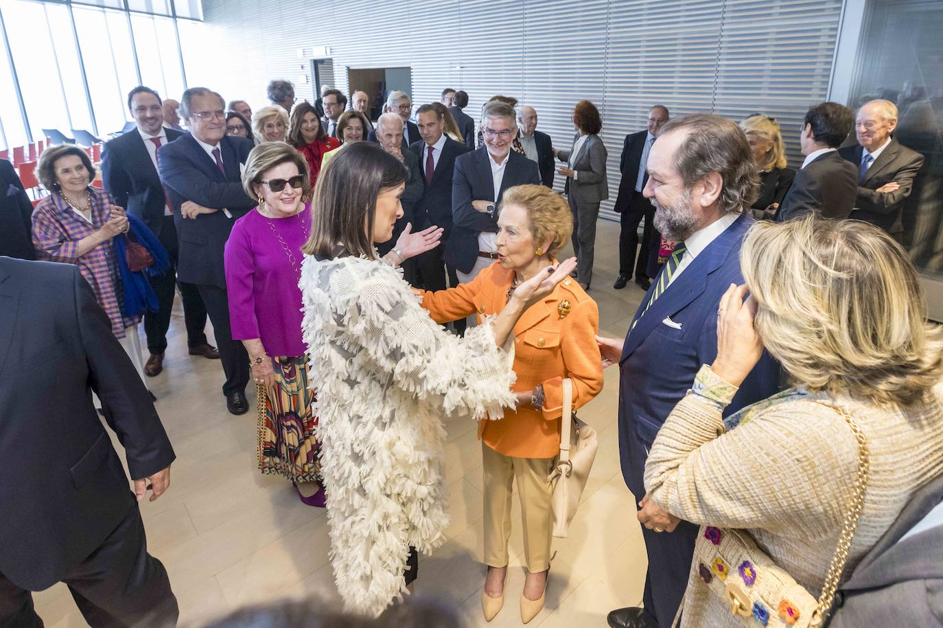 La alcaldesa de Santander, Gema Igual, fue otra de las asistentes al homenaje. En la imagen también César Díaz Presidente de la Autoridad Portuaria de Santander