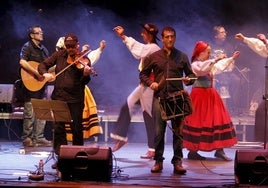 El grupo folk cántabro Luétiga, ya desaparecido, durante el concierto que ofreció por el XXV aniversariode la formación en el Casyc.