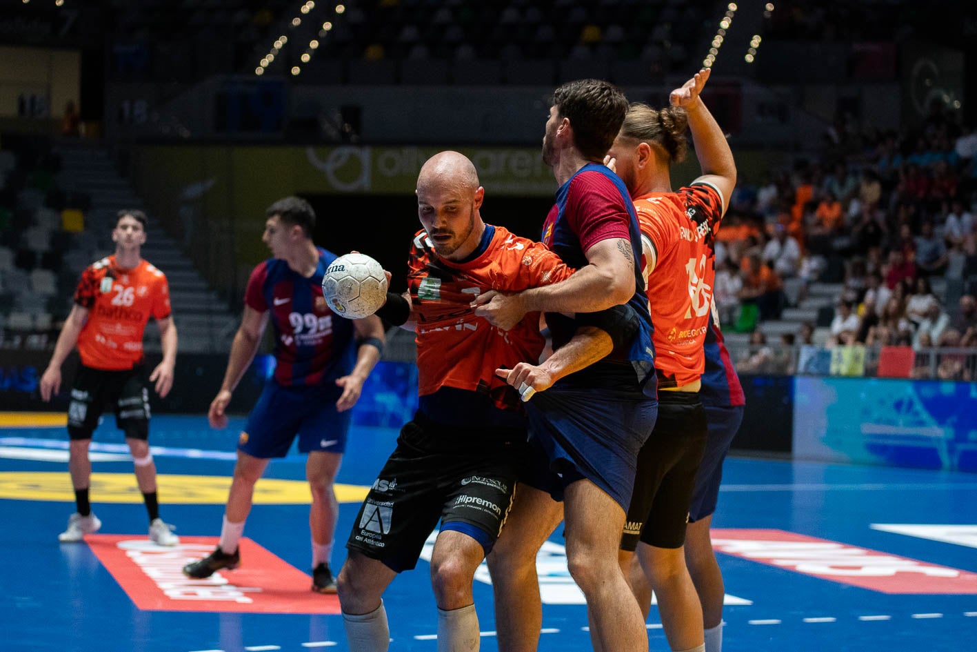 Adrián Fernández lleva el balón ante la defensa blaugrana.