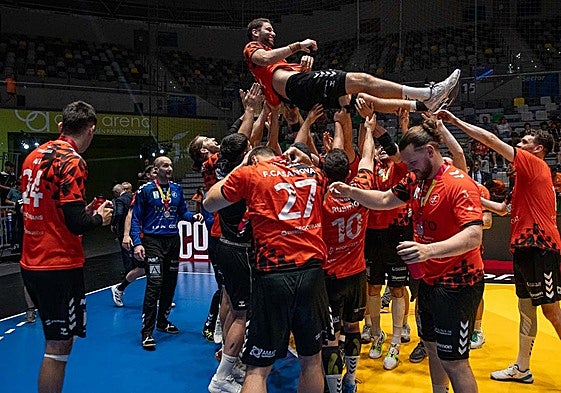 La plantilla del Bathco mantea al pivote Pablo Paredez