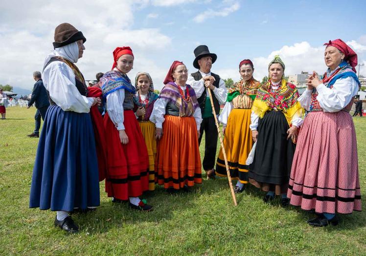 Variedad de trajes regionales en la campa